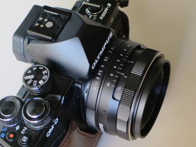 A manual lens on a mirrorless camera [rigacci.org]