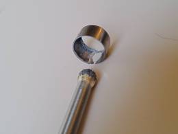 Removing a roller bearing from a clutch crankcase: the bearing ring milled cut