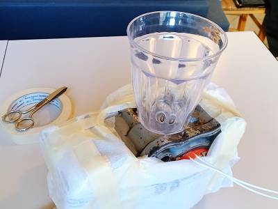 Broken bolt: motorcycle cylinder prepared with alum container and heating pad Broken bolt: motorcycle cylinder prepared with alum container and heating pad